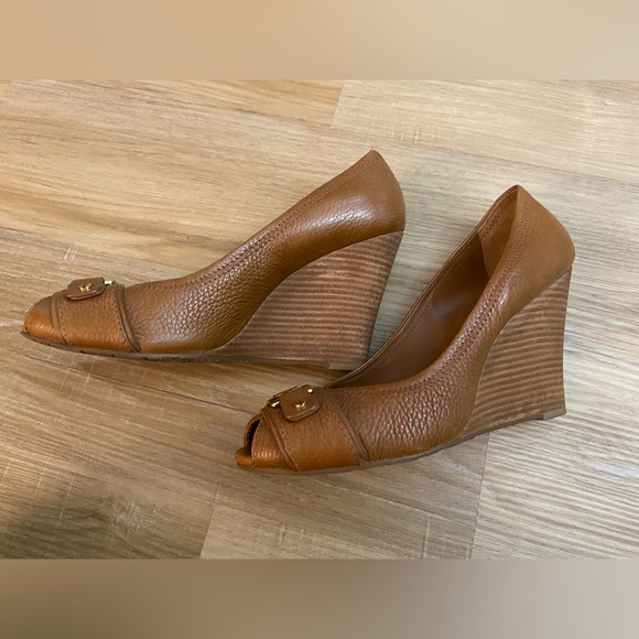 ❤️❤️Tory Burch Leather Brown Peep Toe High Wedges W/Gold Monogram - Picture 8 of 13